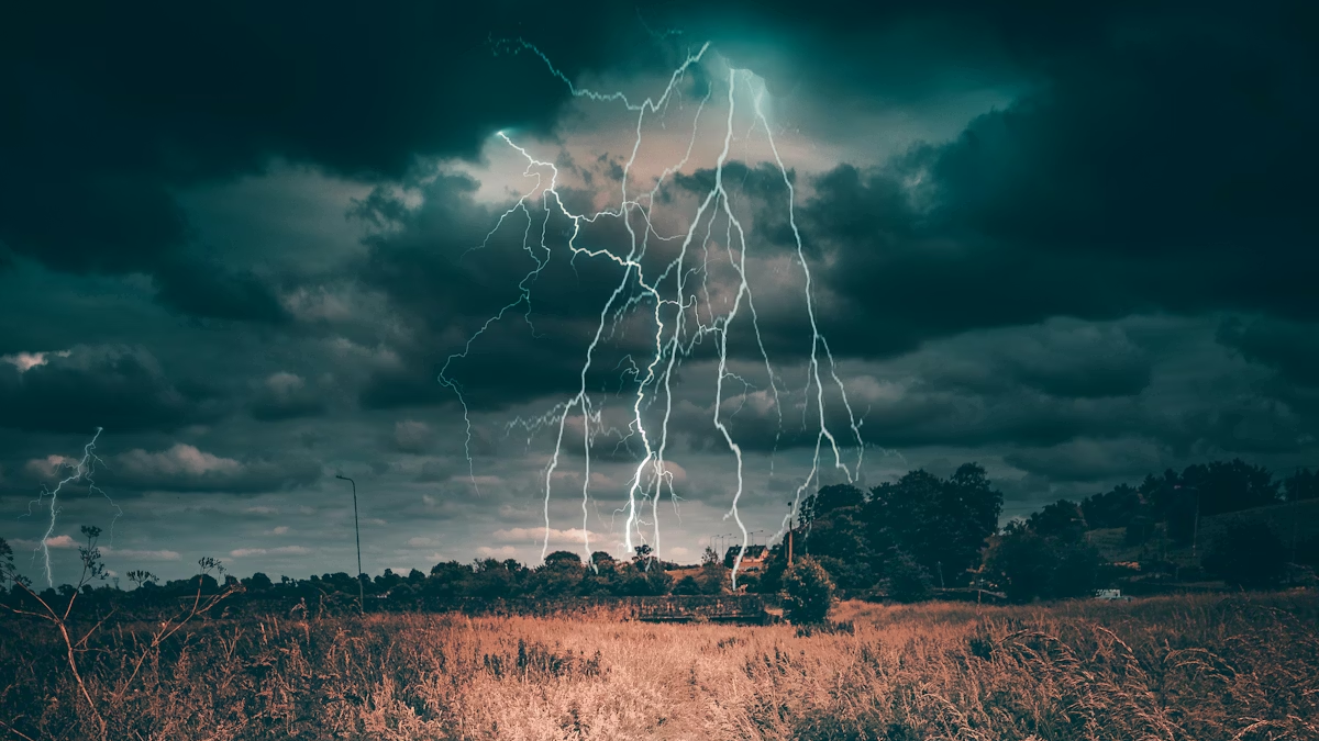 Cielo nuvoloso e sole che filtra tra le nuvole