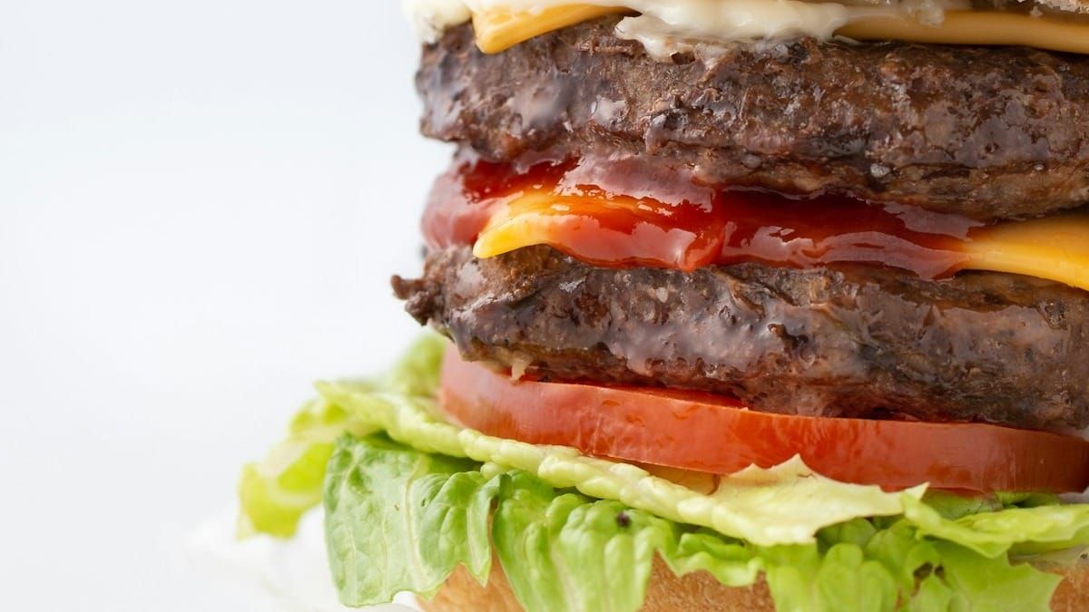 Ristorante McDonald's con insegna luminosa ad archi dorati di notte