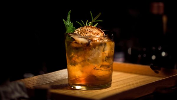 Bicchiere di vino rosso e cibo gourmet