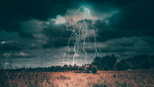 Cielo nuvoloso e sole che filtra tra le nuvole