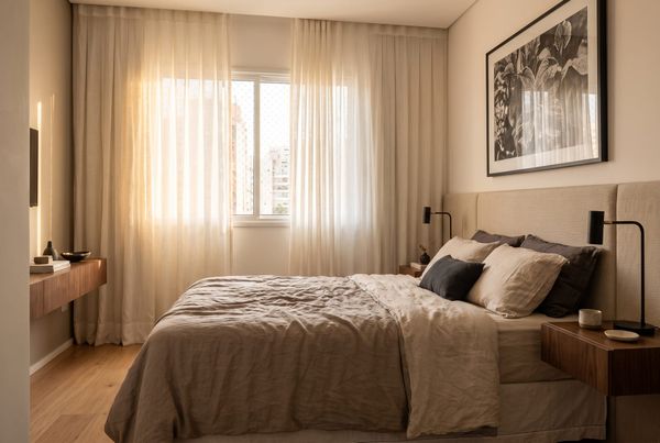 Decoração De Quarto De Casal Pequeno Com Janela Na Cabeceira: Projetos e Ideias 2026