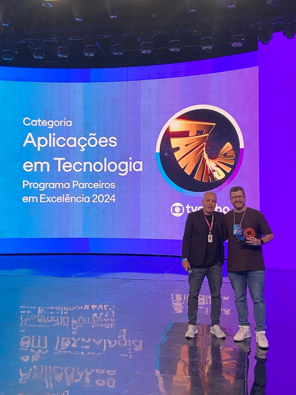 Momento em que recebemos o prêmio do Marcos Martins