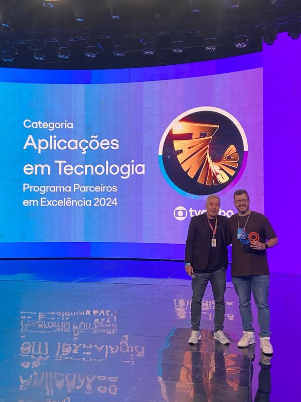 Momento em que recebemos o prêmio do Marcos Martins