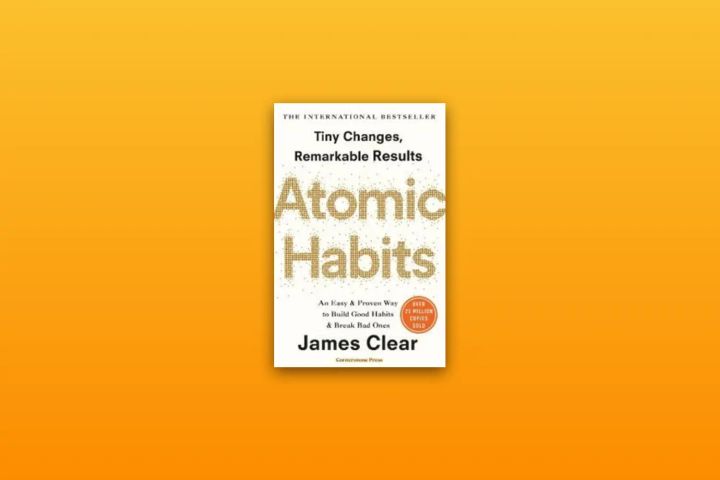 Omslaget till Atomic Habits av James Clear mot en varm orange bakgrund