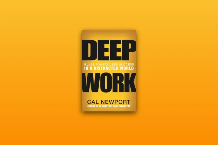 Omslaget till Deep Work av Cal Newport mot en varm orange bakgrund