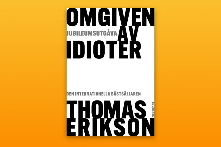 Omslaget till Omgiven av idioter av Thomas Erikson mot en varm orange bakgrund