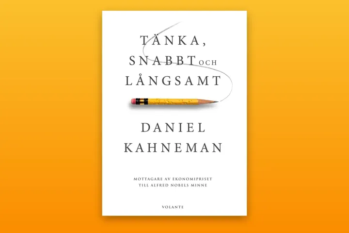 Omslaget till Tänka, snabbt och långsamt av Daniel Kahneman mot en varm orange bakgrund