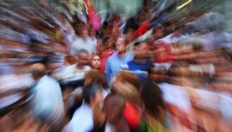 קהל גדול נאסף סביבי