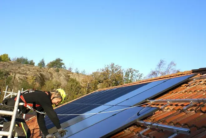 Solpaneler monteras på fästelement på taket