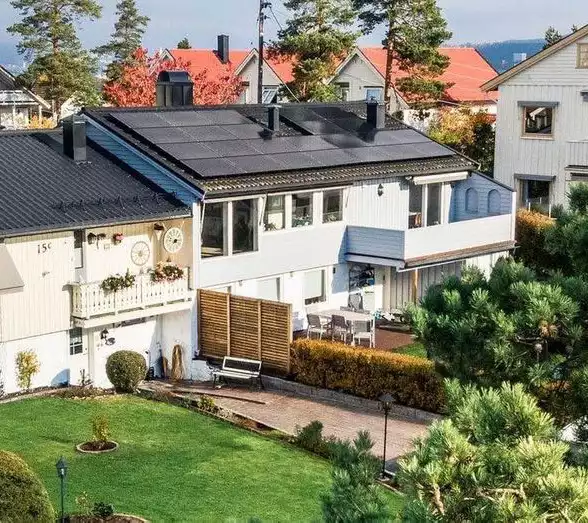 Radhus med skorsten där solpanelerna lagts kring dem