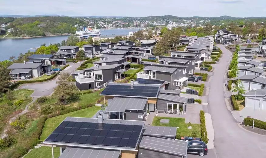 Villor med många solpaneler på taket