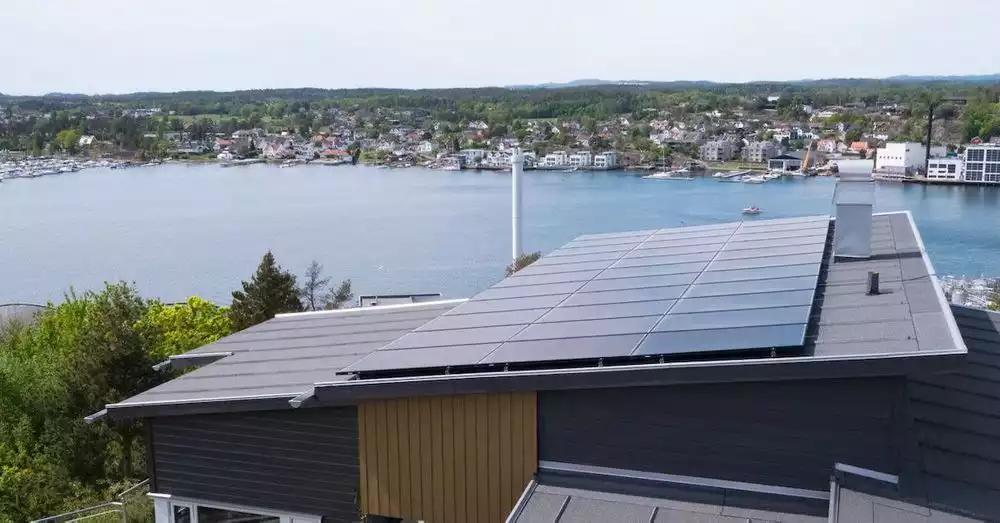 Solpaneler installerade på taket på en villa