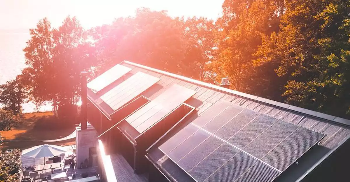 Solen skiner på solpaneler