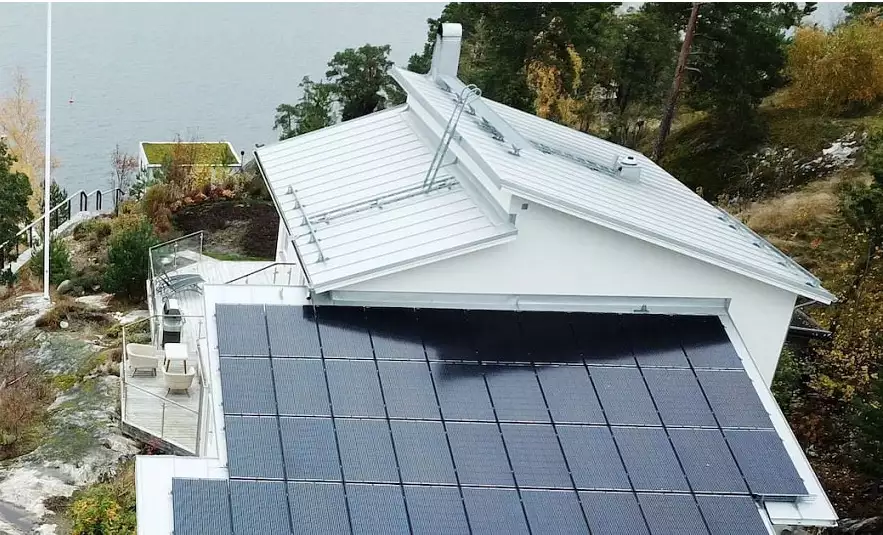 Solpaneler på platt tak nära vatten