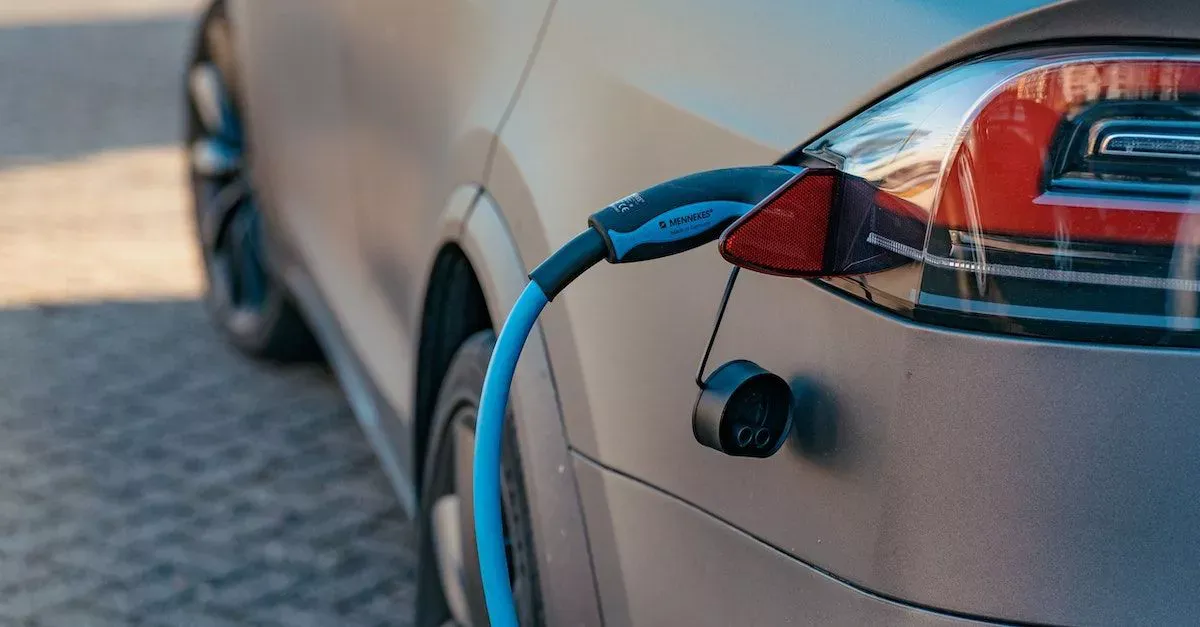 Elbil som laddas, vi rekommenderar inte att du laddar elbilen med ett solcellsbatteri