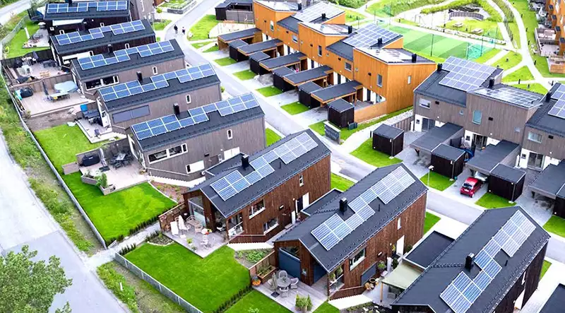 Bild på många villor i ett samhälle där alla har installerat solpaneler