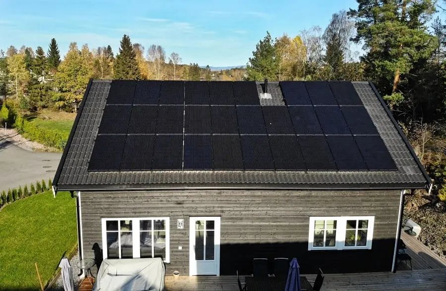 solpaneler på sommarstuga