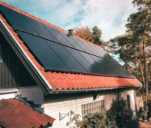 liten stuga med solceller