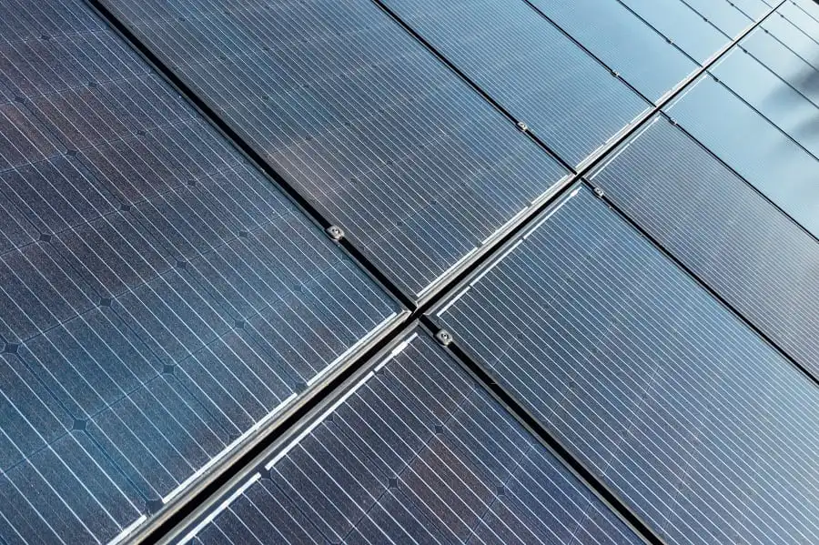närbild på solceller på hustak