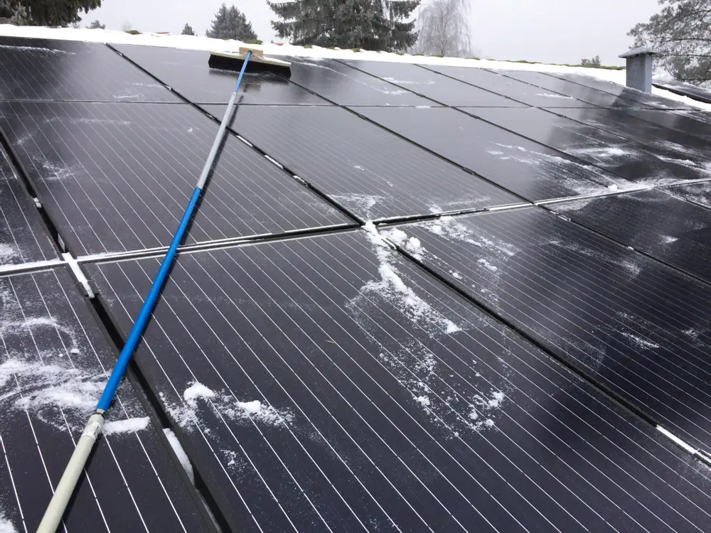 Hemgjord teleskopkvast röjer snö på solcellspaneler (Foto: Privat)