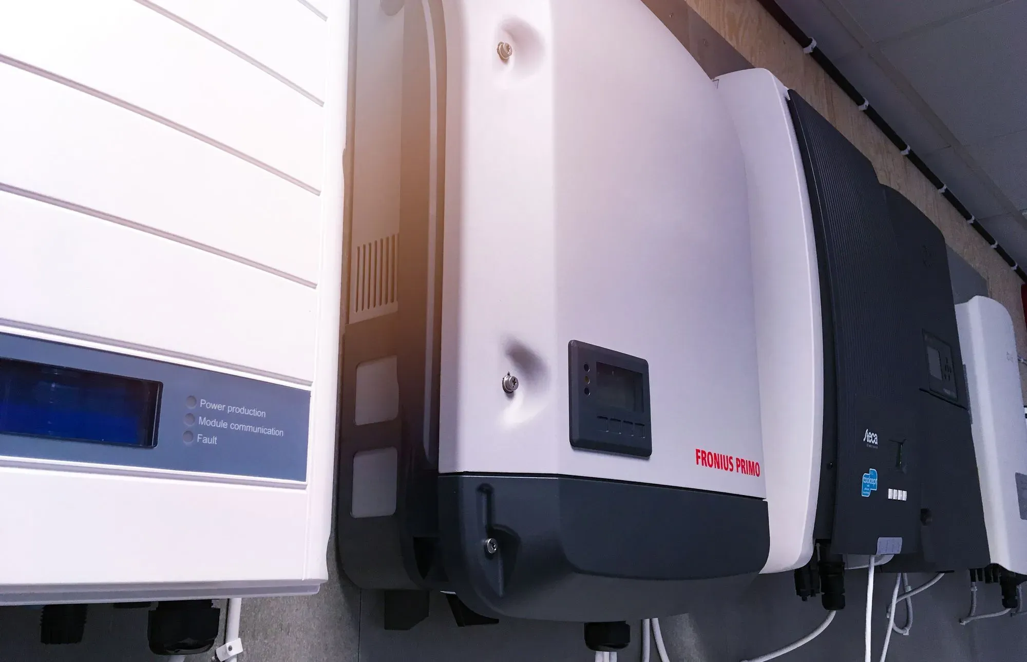 Fronius Primo växelriktare på väggen