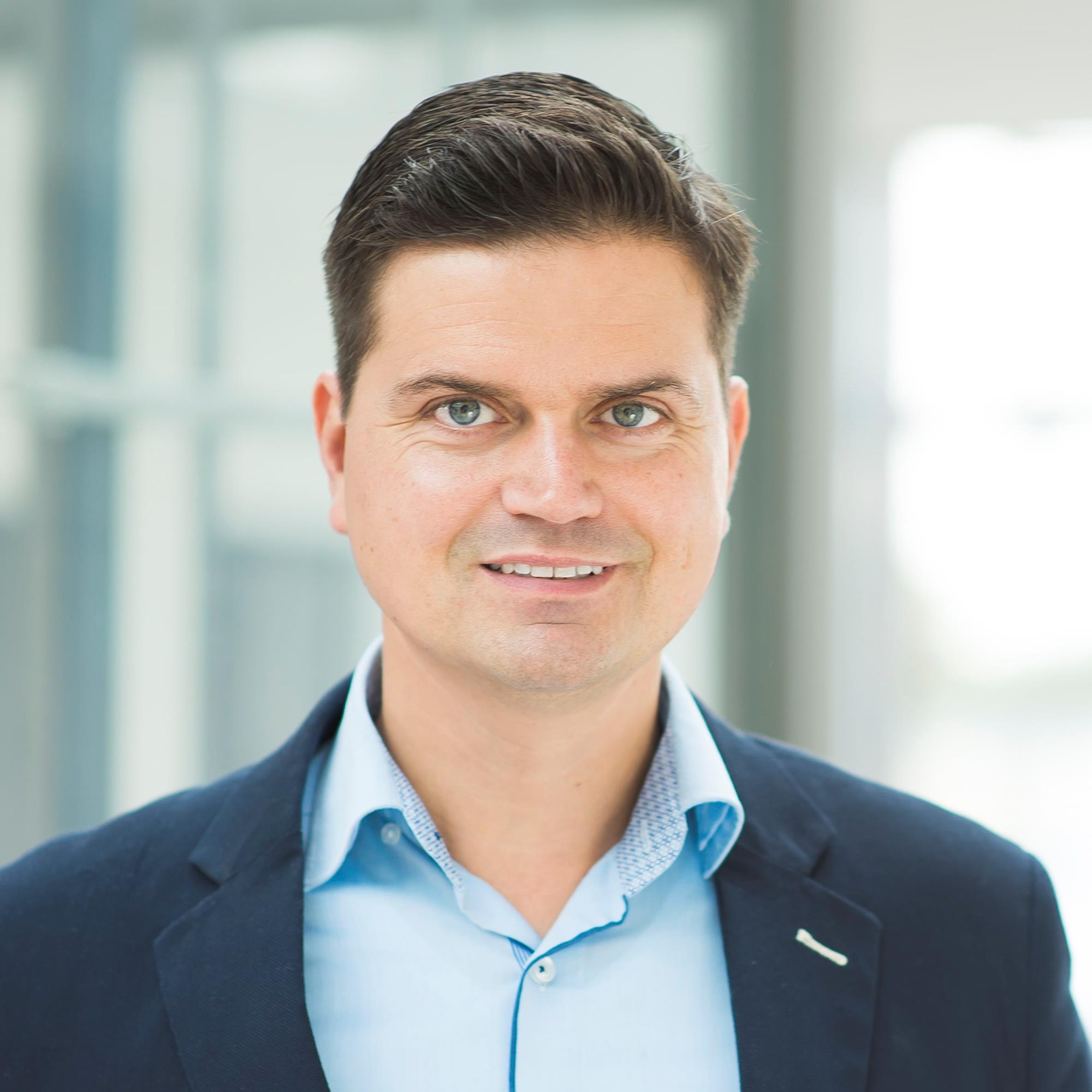 Timo Gratilow_headshot