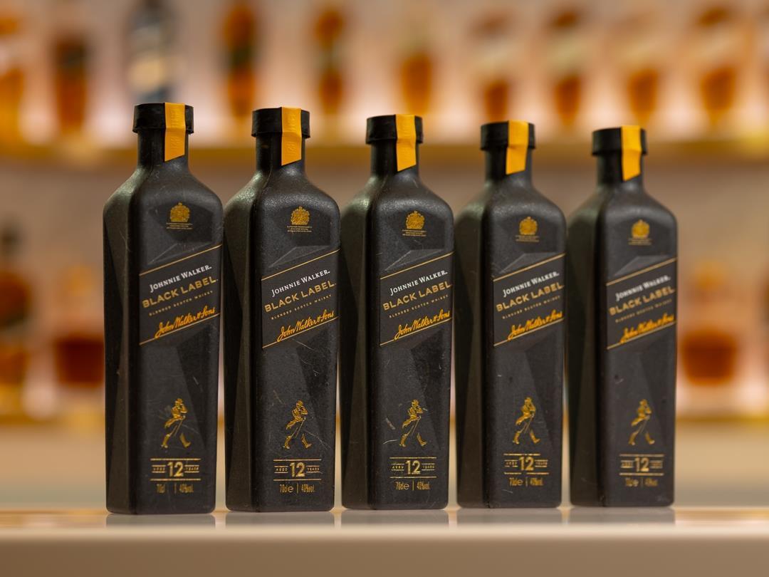 15679_johnniewalkerfirst70clpaperbasedbottletrialimage2_838349-2