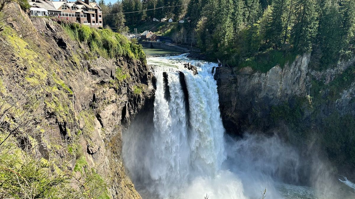A beautiful sunny day at Snoqualmie Falls.