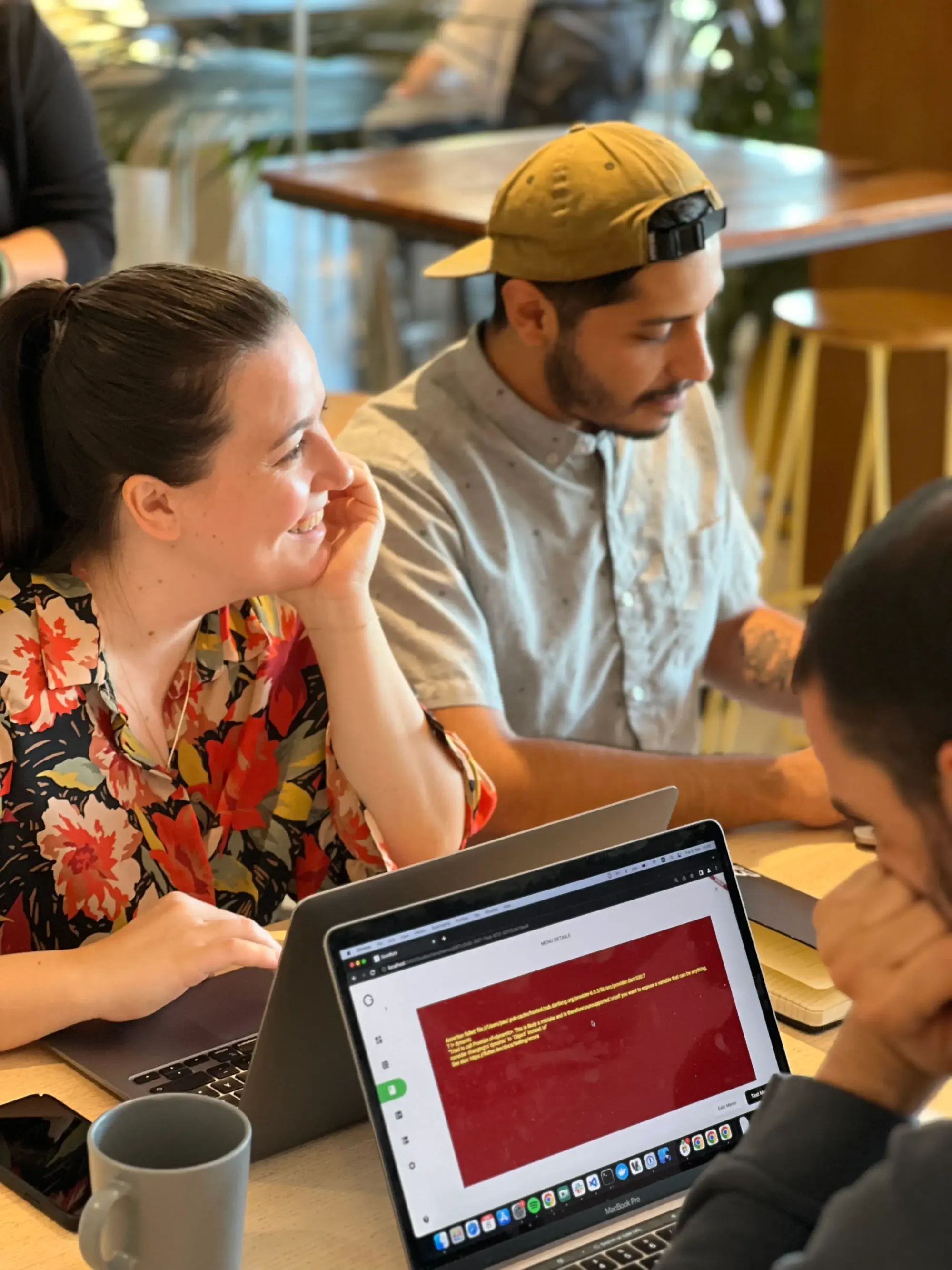 UI/UX-Designer und Developer arbeiten gemeinsam an einem digitalen Produkt