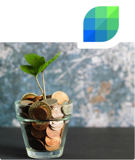 Foto von Münzen in einem Becher und einem Blatt, das aus dem Becher herauskommt