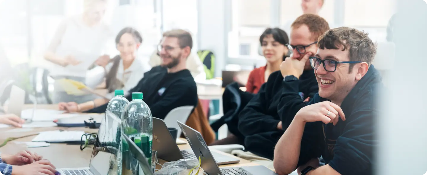 Bild vom Team bei der gemeinsamen Arbeit