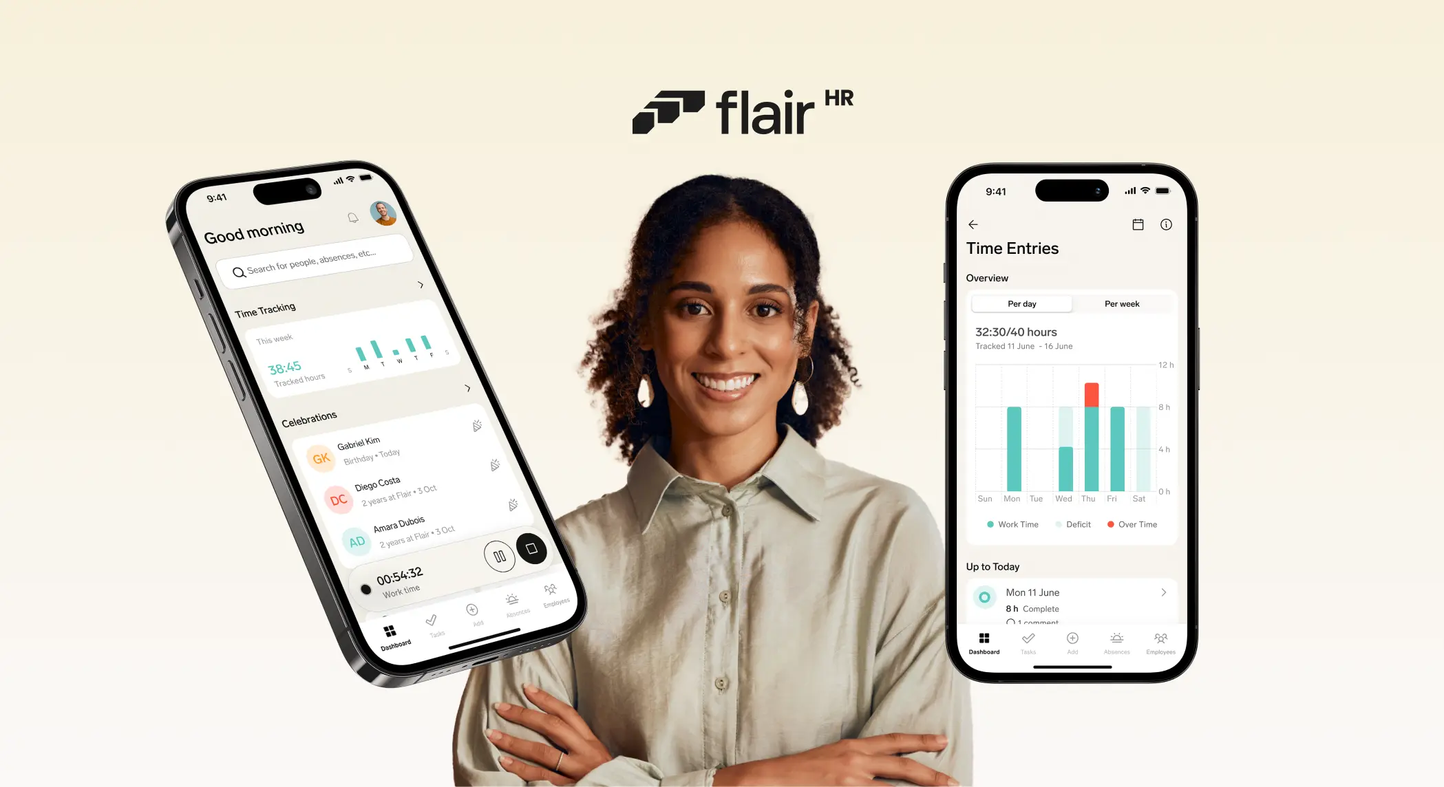 Zwei Smartphones mit Screens der Flair Mobile App, dazwischen eine lächelnde Frau.