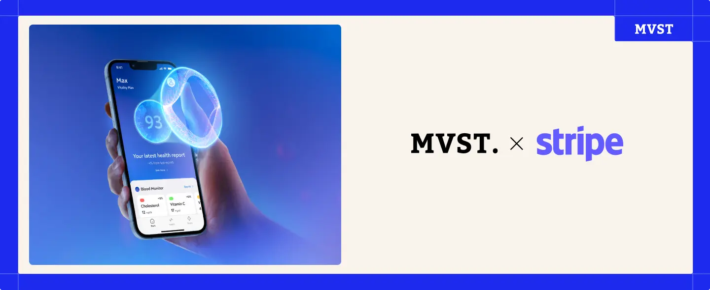 Hand mit Smartphone und CARE-App mit MVST. x Stripe