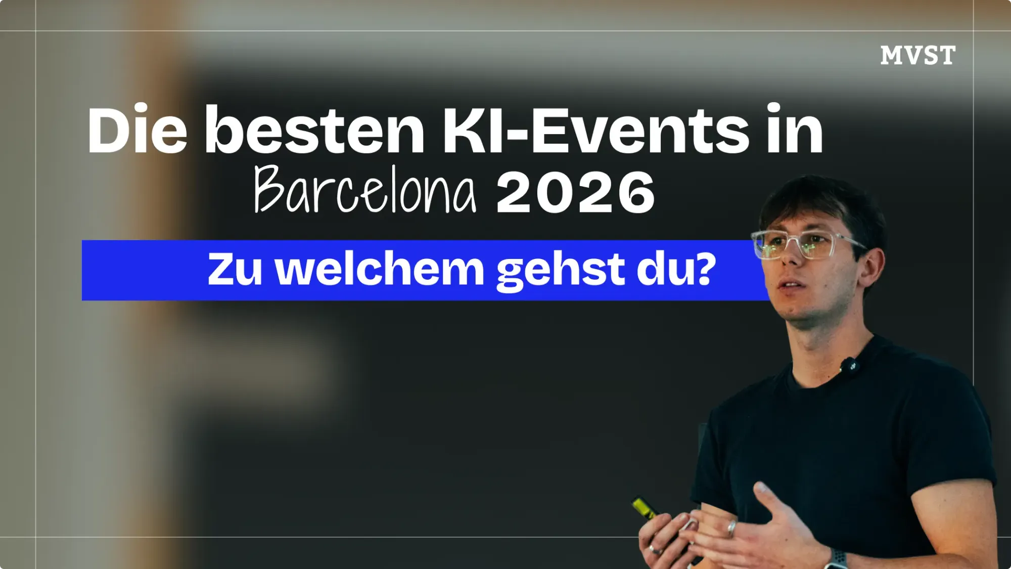 man presenting wearing glasses and holding presentation pointer - Die besten KI-Events in Barcelona 2026 - Zu welchem gehst du?