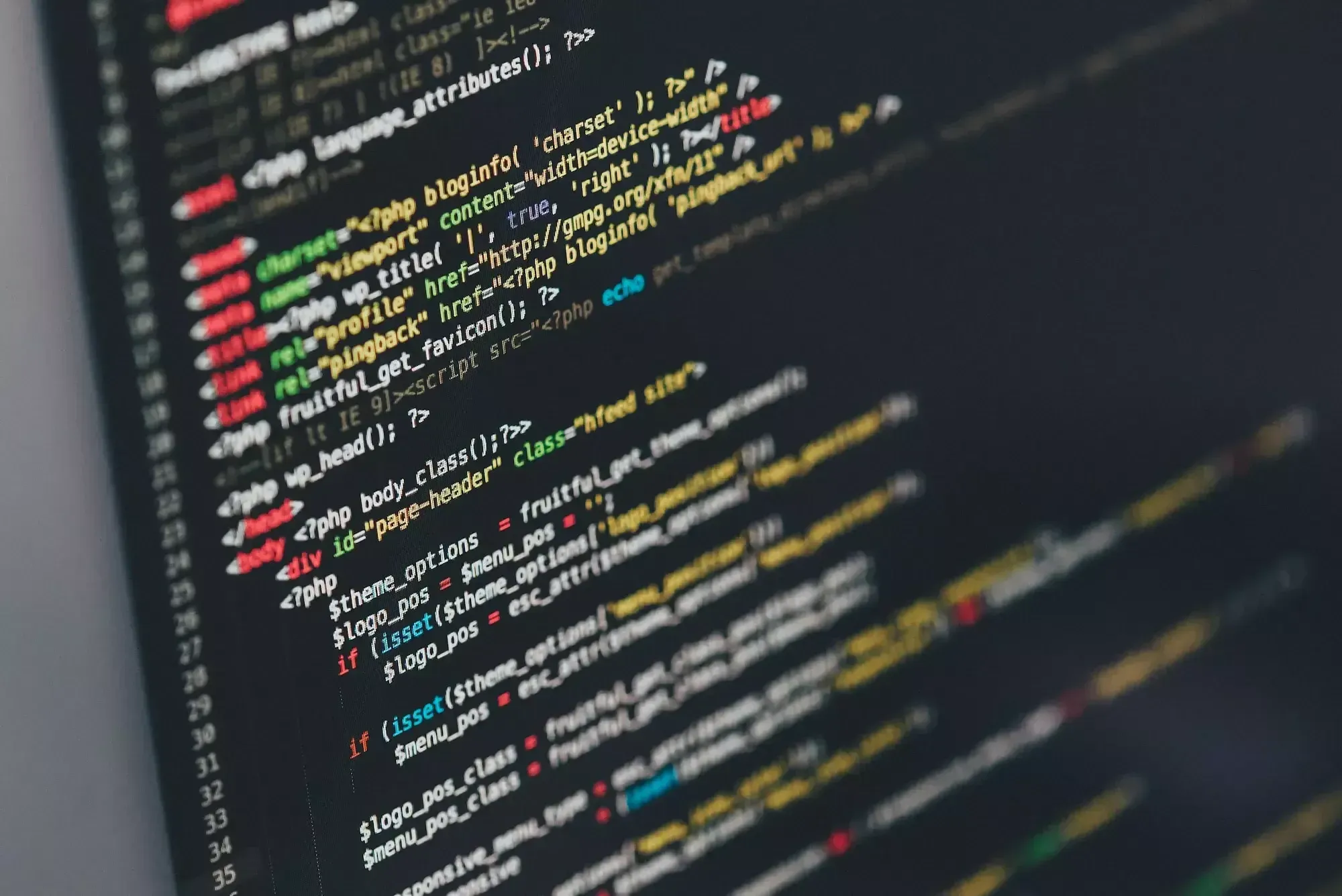 Langer Code in bunten Buchstaben mit schwarzem Hintergrund.
