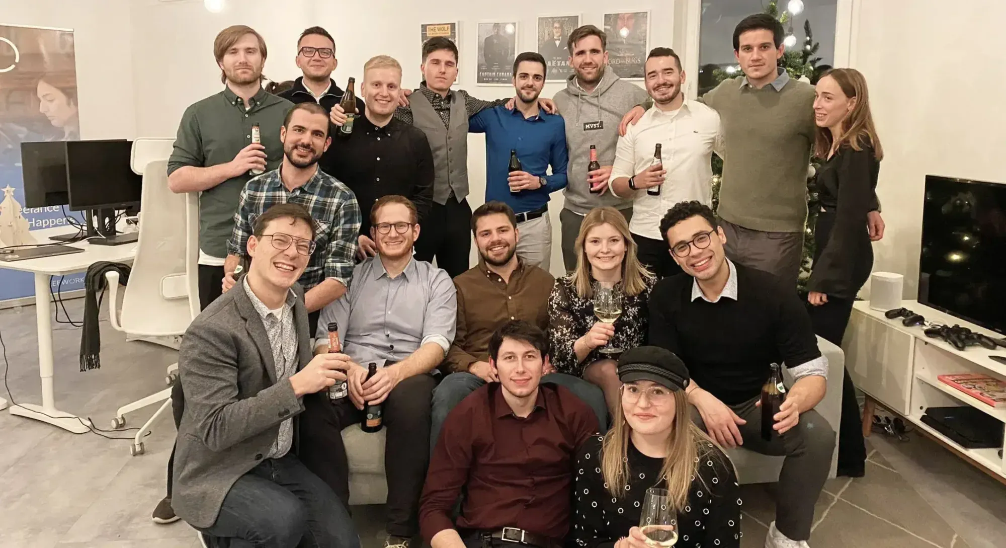Kollegen von MVST sitzen vor der Kamera und machen ein Gruppenfoto anlässlich ihrer Weihnachtsfeier