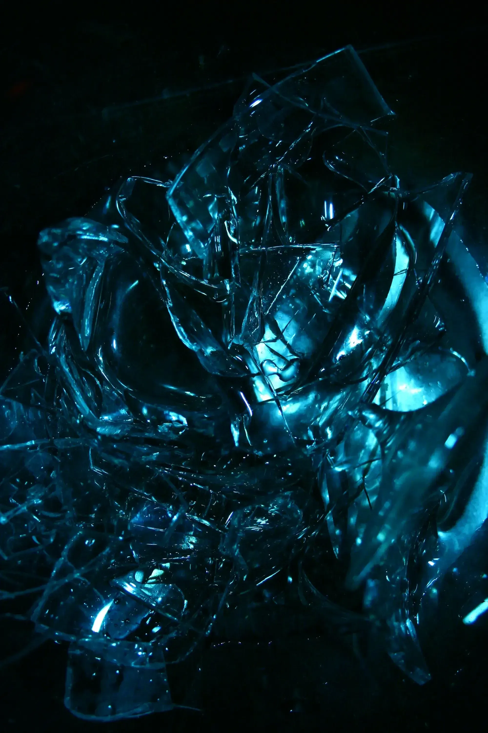 Eisbrocken in blauem Licht auf schwarzem Hintergrund.