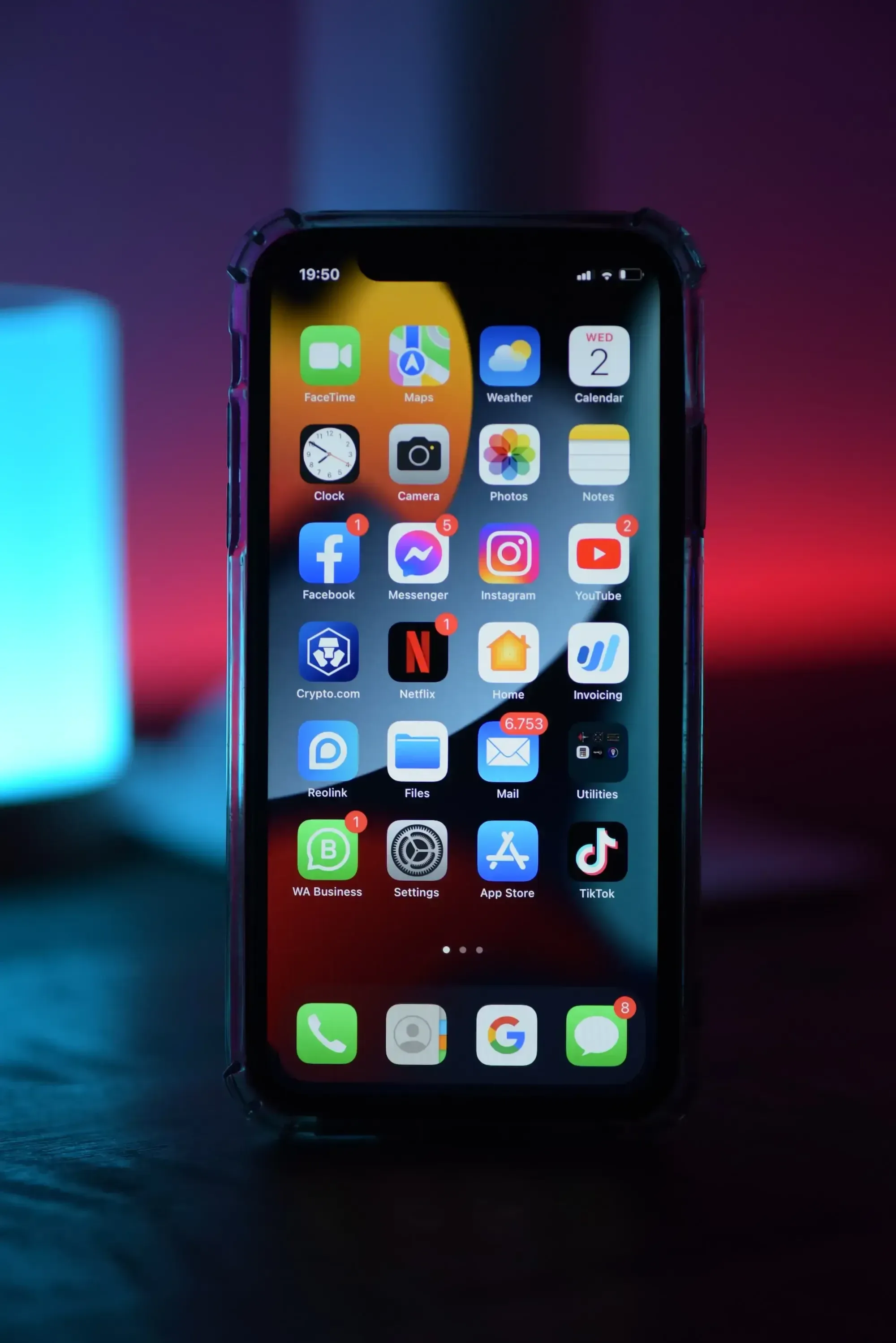 Photo eines iPhone Screen mit vielen verschiedenen Apps, welche den roten Kreis mit einer Zahl zeigen (Notifications), dunkler Hintergrund.