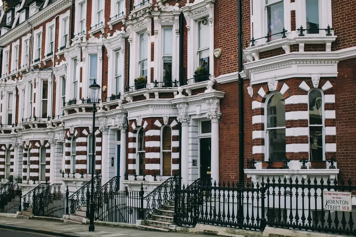Victorian terraced houses on a London street, binding conditional contracts would commit buyer and seller earlier in a sale.