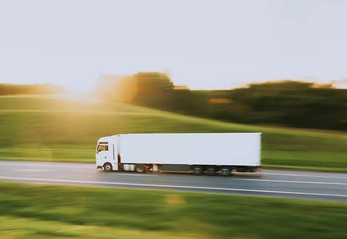 A UK HGV tachograph, Smart Tachograph 2 records driving time, breaks and rest periods automatically under EU 561/2006.