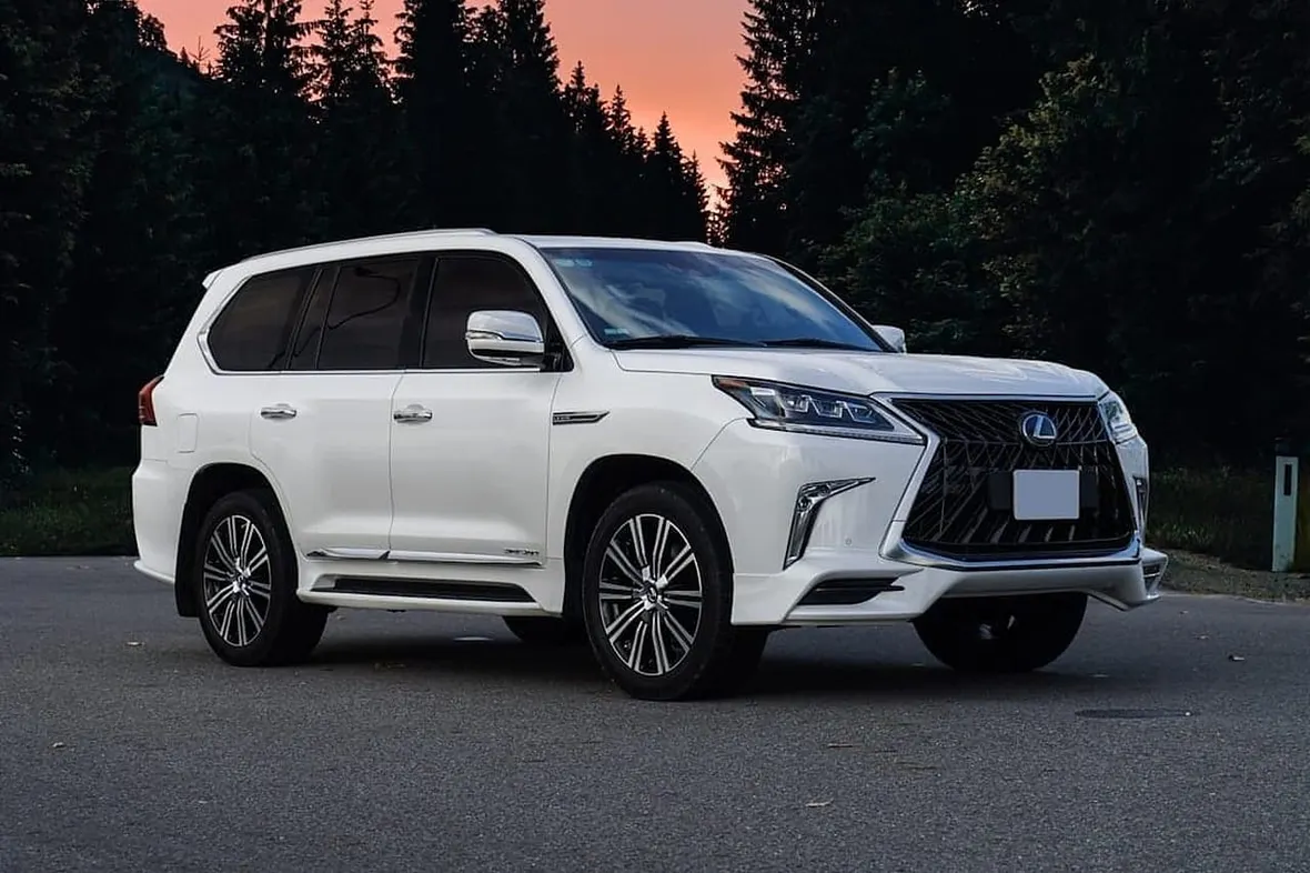 A UK Lexus, verifying Lexus service history uses Lexus Link and the LDS digital service record alongside the paper service book.