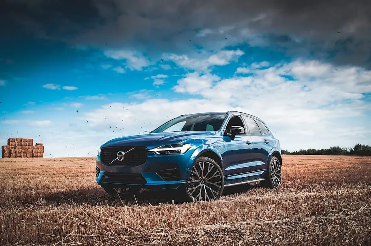 A UK Volvo, verifying Volvo service history uses VIDA + Volvo Cars App alongside the paper service book.
