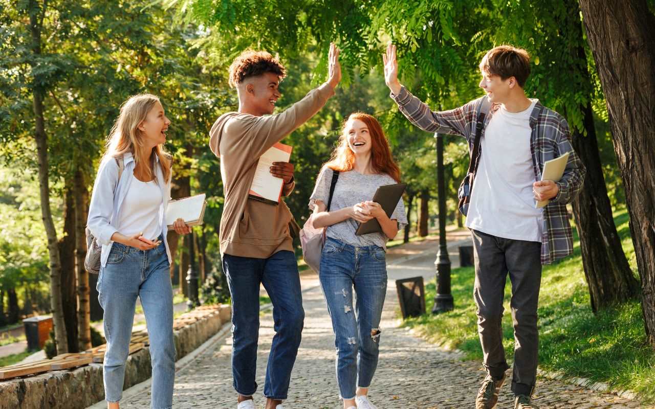 courses in college students walking to class
