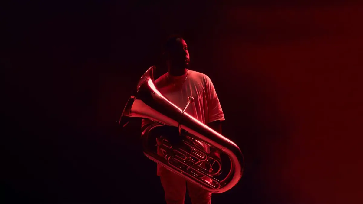 Theon Cross – innovación y fuerza en el jazz contemporáneo