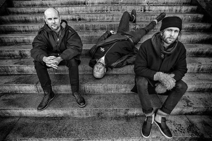 Retrato de Johan Berthling (bajo) ~ Mats Gustafsson (saxofón) ~ Andreas Werlin (batería) Foto de Johan Bergmark