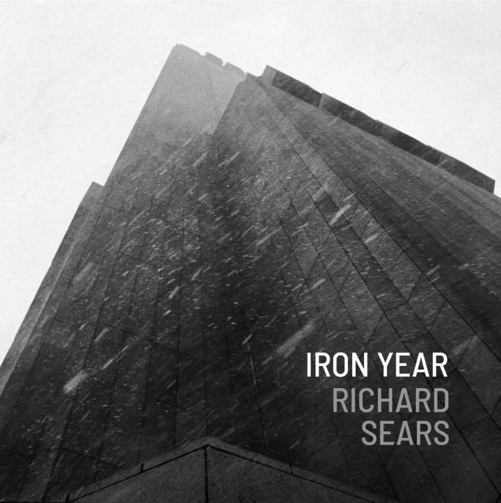 Portada del disco Iron Year