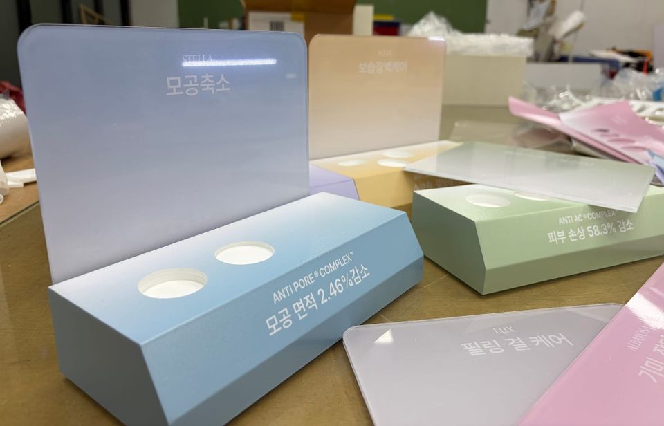 파스텔 화장품 아크릴 진열대 | 45도 CNC·10T 거치 홈