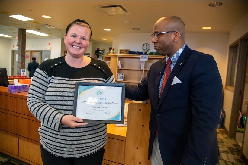 El Educador distinguido de Sharpstown: Amanda Wingard, es la directora del año de primaria de HISD