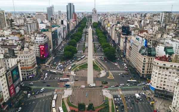 La comunidad LGTBIQ+ argentina acude masivamente a la protesta contra Milei