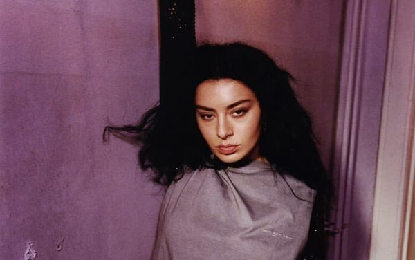Charli XCX hará su debut como actriz en la película ‘The Moment’